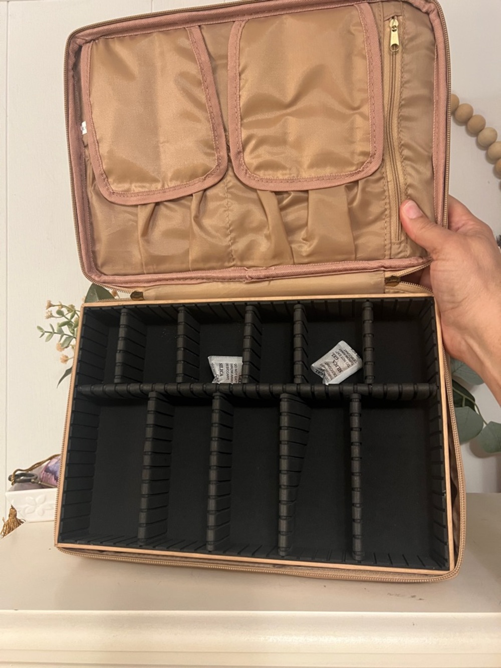 Joy Mangano 2 piece set-Tan jewelry case and roll- up cosmetic or jewelry bag - Picture 5 of 9